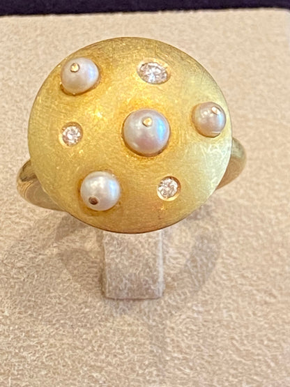Artist ring in brushed gold, diamonds & cultured pearls
