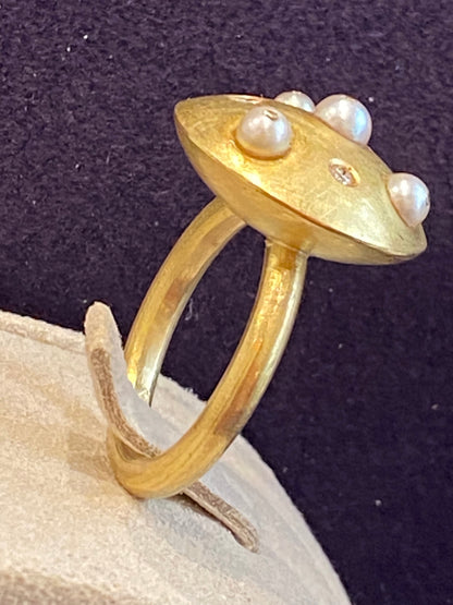 Artist ring in brushed gold, diamonds & cultured pearls