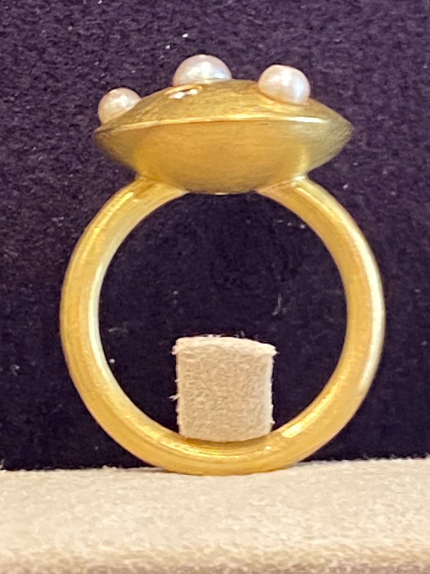 Artist ring in brushed gold, diamonds & cultured pearls