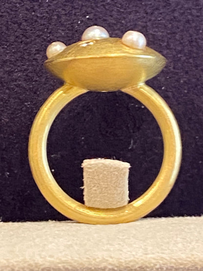 Artist ring in brushed gold, diamonds & cultured pearls
