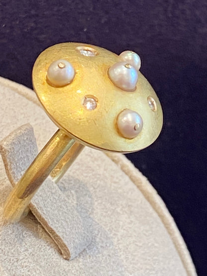 Artist ring in brushed gold, diamonds & cultured pearls