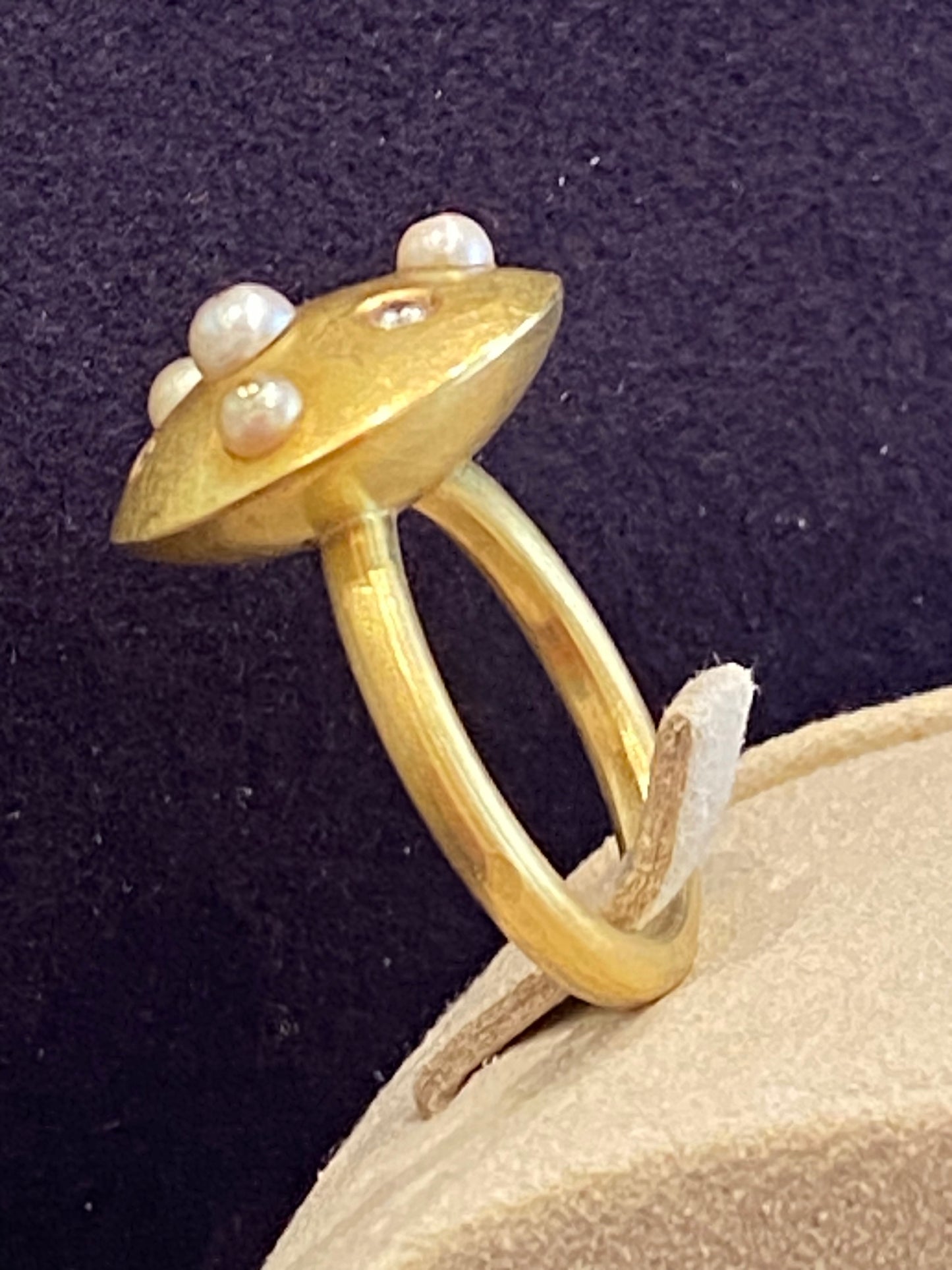 Artist ring in brushed gold, diamonds & cultured pearls