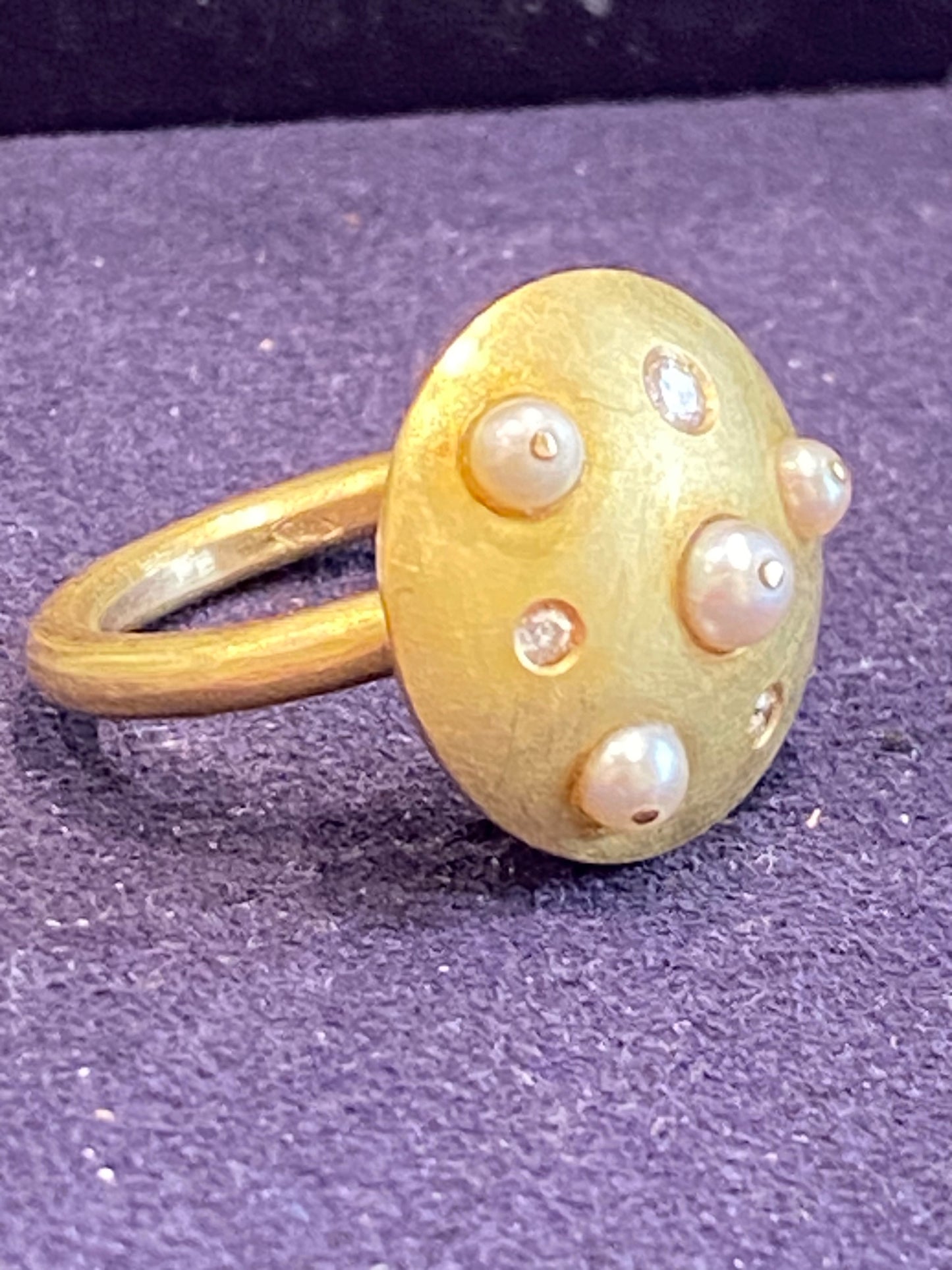 Artist ring in brushed gold, diamonds & cultured pearls