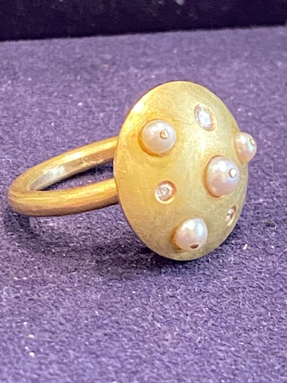Artist ring in brushed gold, diamonds & cultured pearls