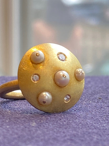Artist ring in brushed gold, diamonds & cultured pearls