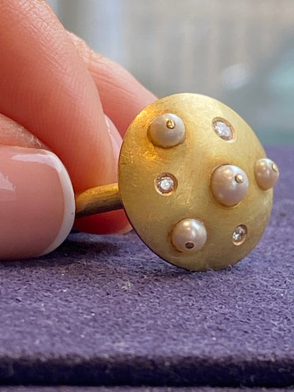 Artist ring in brushed gold, diamonds & cultured pearls