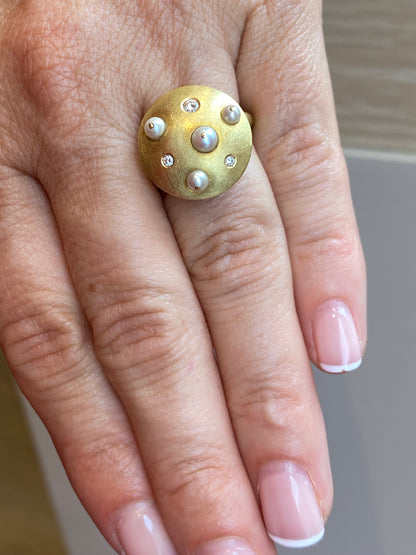Artist ring in brushed gold, diamonds & cultured pearls