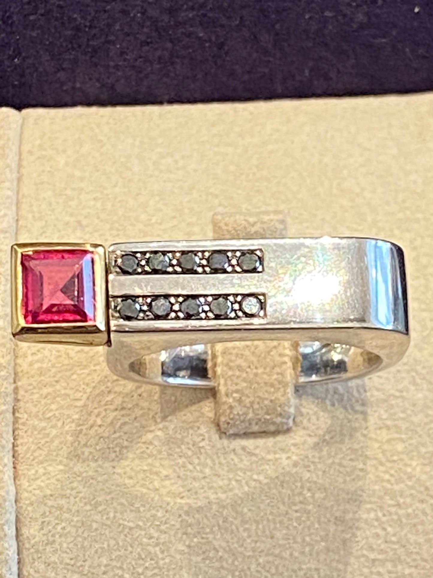 JANINE RENARD (1947), BAGUE MODERNISTE DEUX ORS & DIAMANTS NOIRS