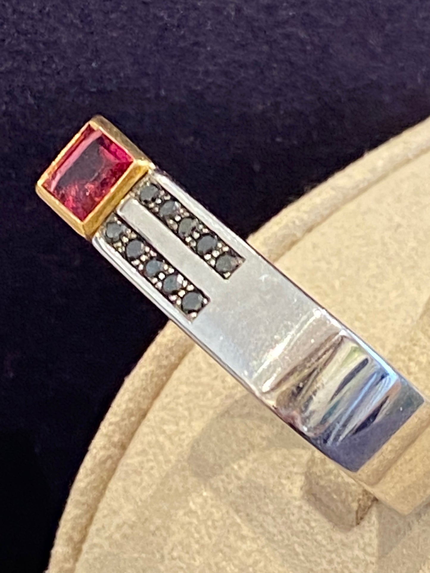 JANINE RENARD (1947), BAGUE MODERNISTE DEUX ORS & DIAMANTS NOIRS