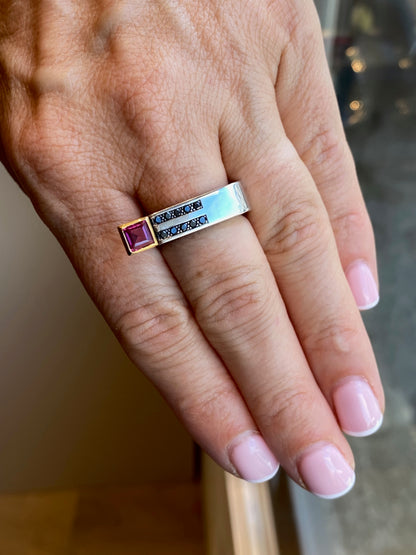 JANINE RENARD (1947), BAGUE MODERNISTE DEUX ORS & DIAMANTS NOIRS