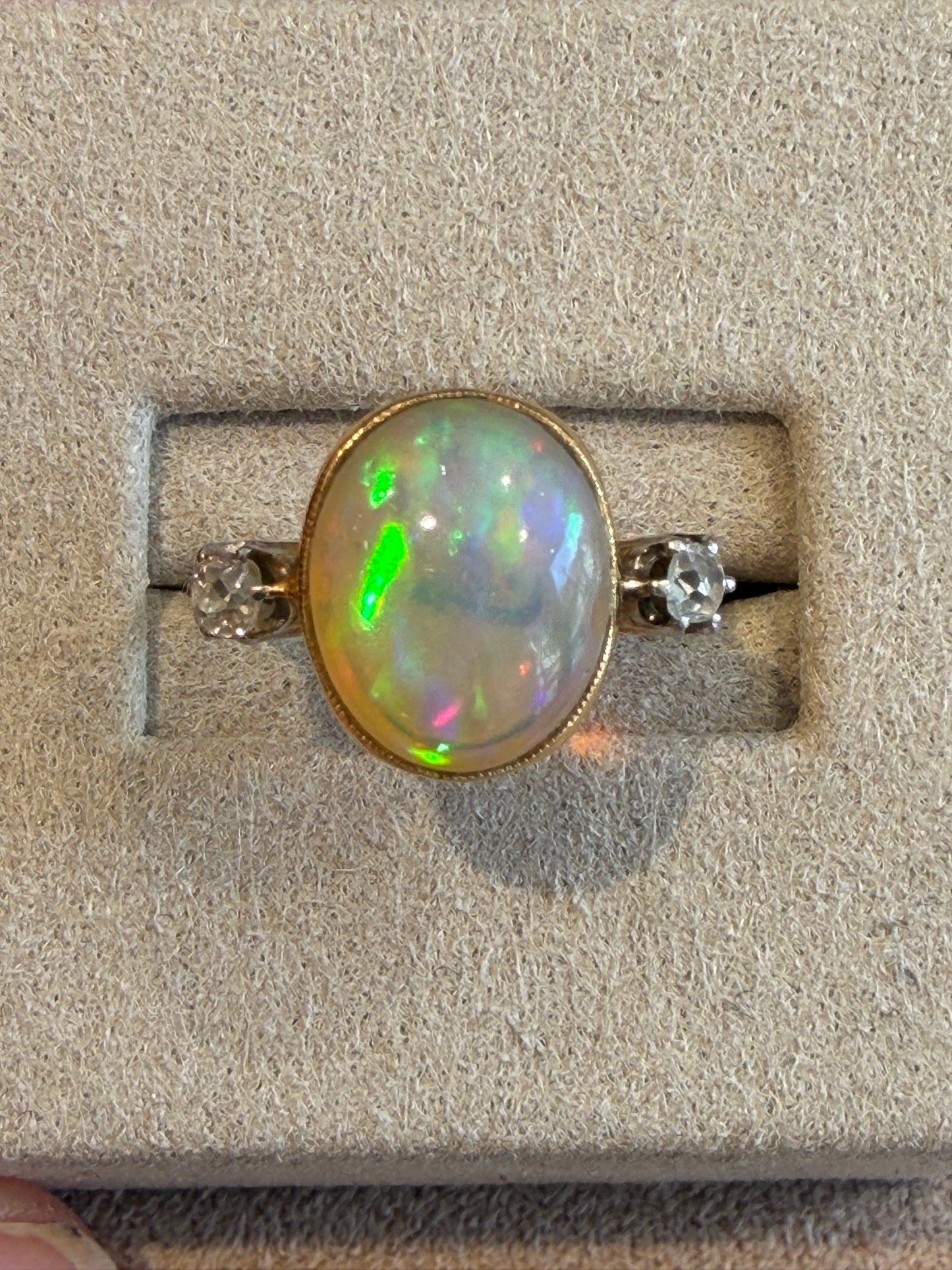 BAGUE ANCIENNE OPALE & DIAMANTS