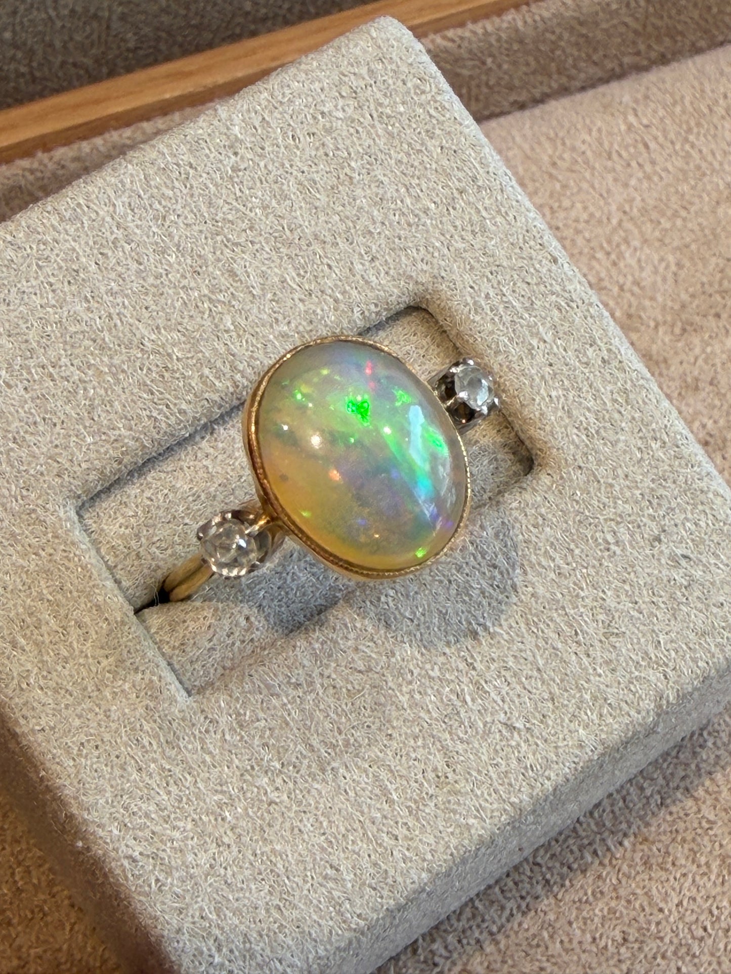 BAGUE ANCIENNE OPALE & DIAMANTS