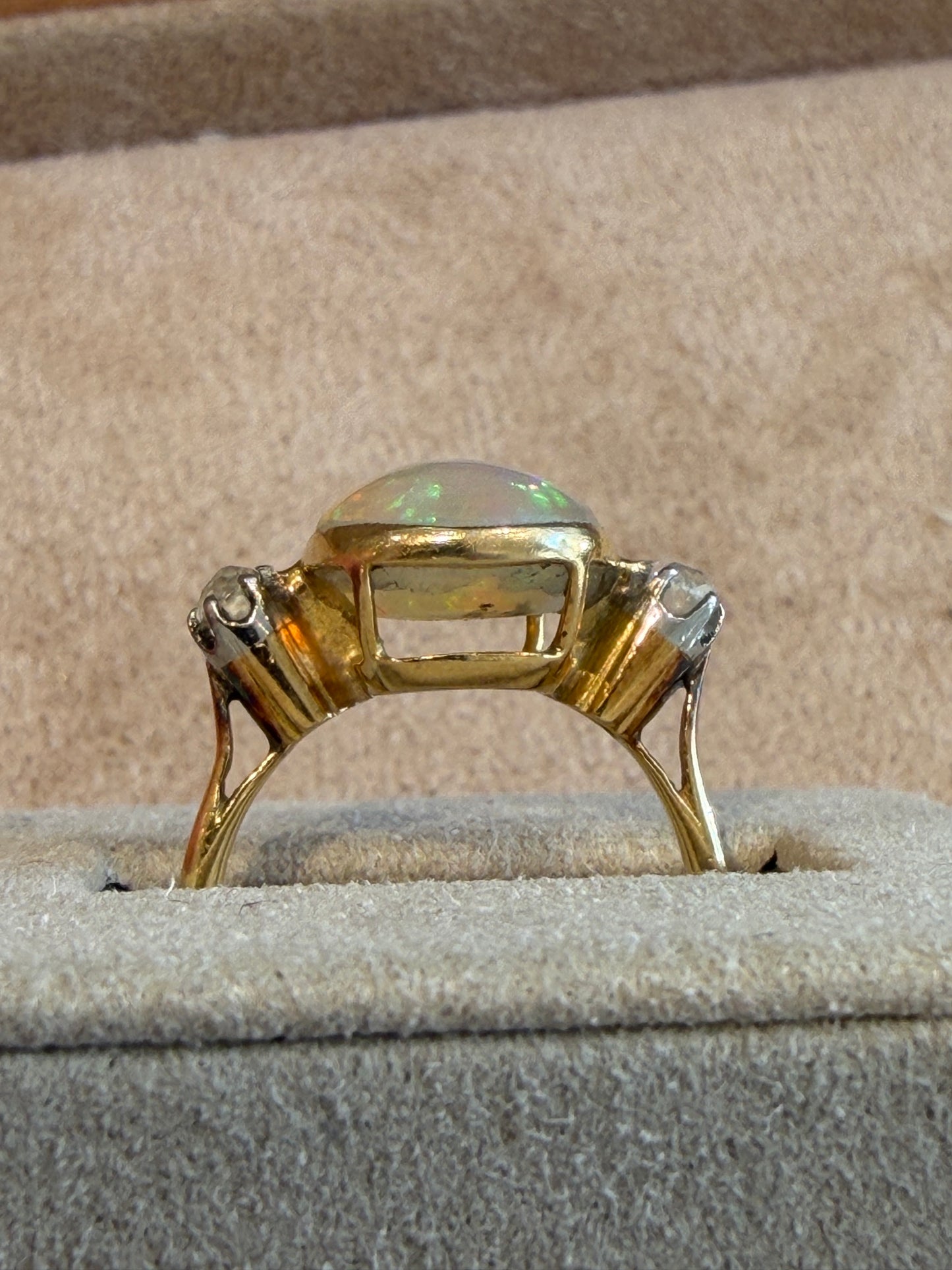 BAGUE ANCIENNE OPALE & DIAMANTS