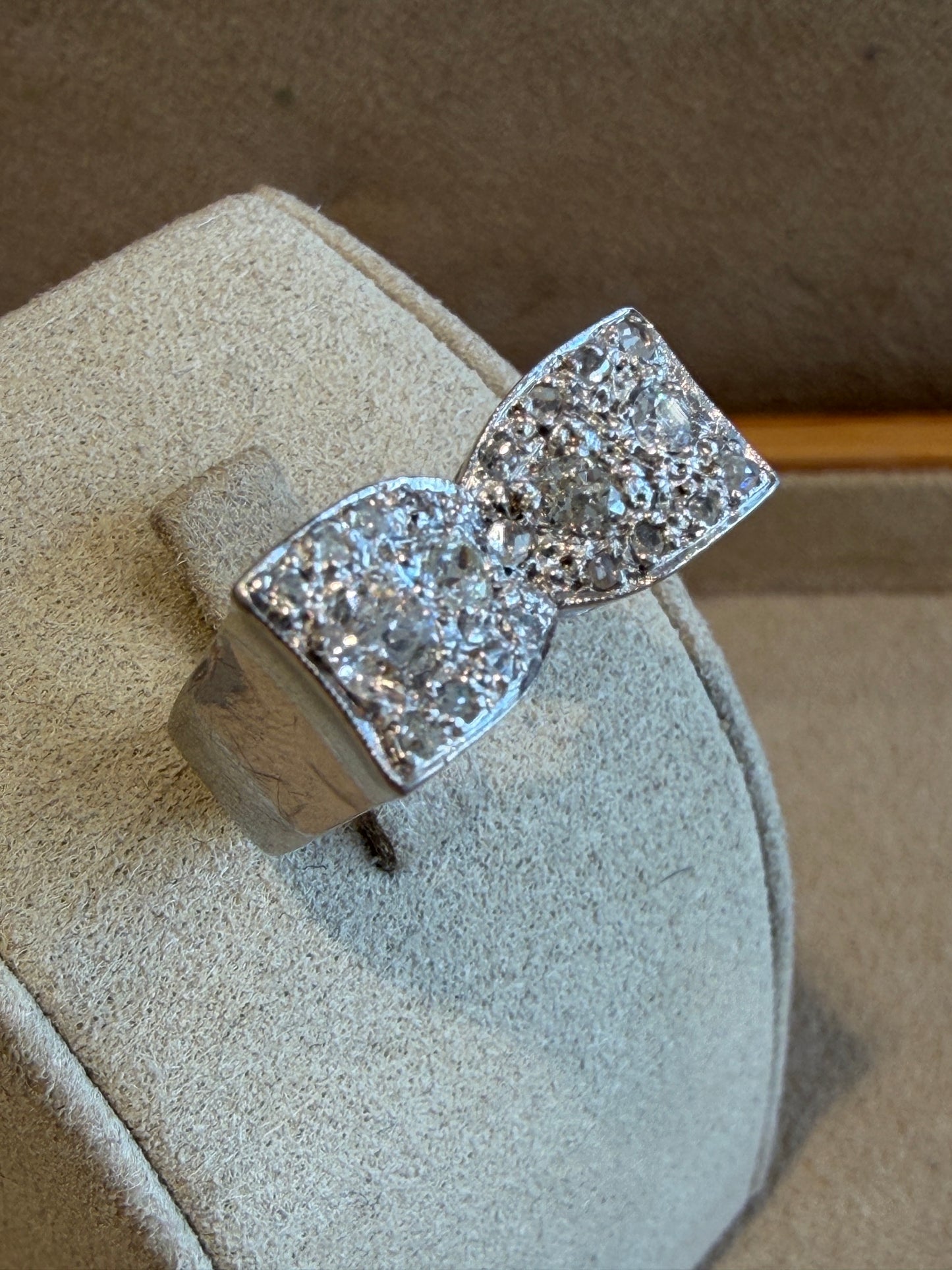 BAGUE NOEUD PAVAGE DE DIAMANTS