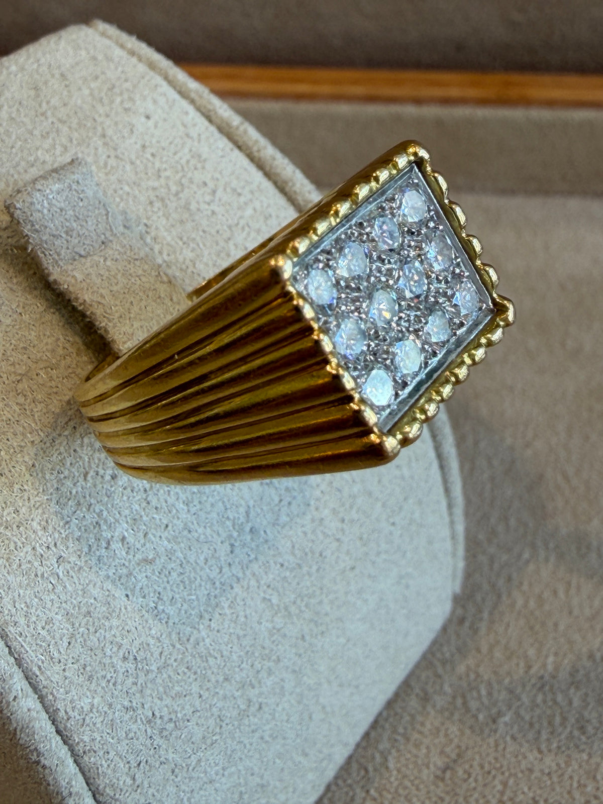BAGUE CHEVALIERE EN OR  & DIAMANTS