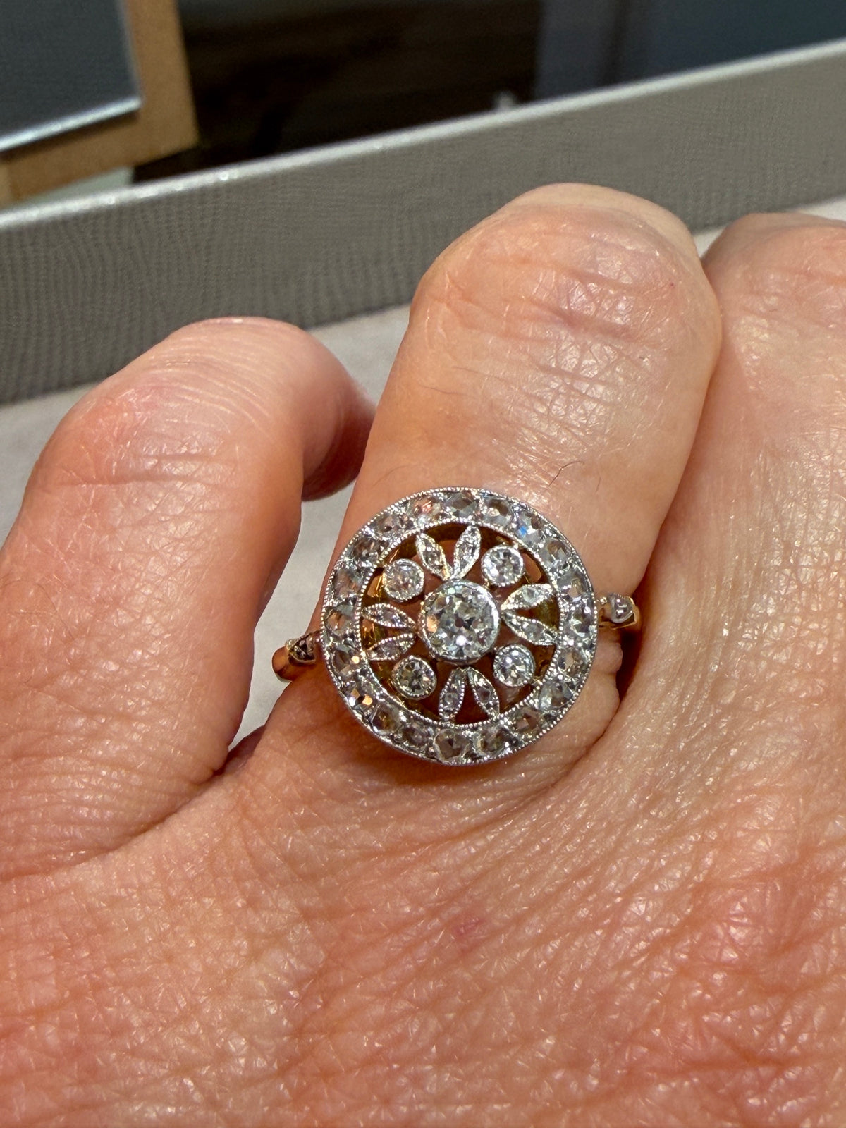 BAGUE ANCIENNE ROSACE EN DIAMANTS