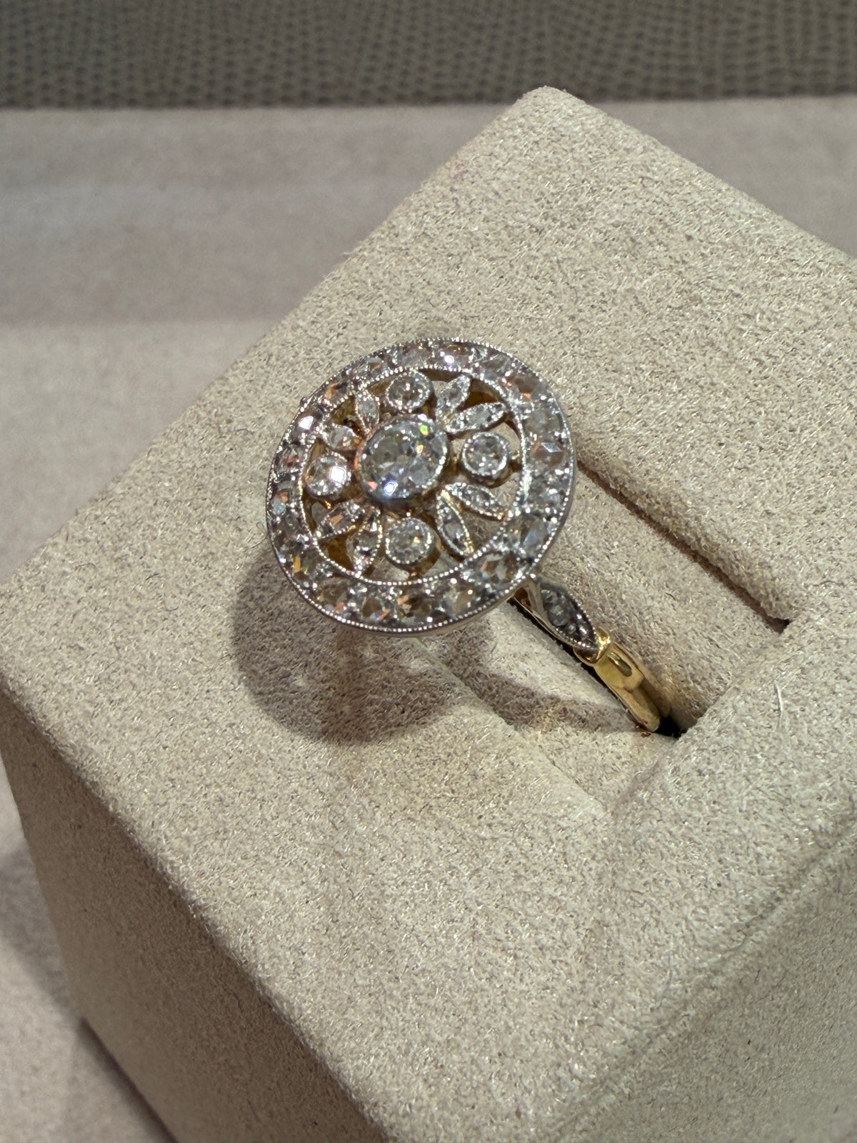 BAGUE ANCIENNE ROSACE EN DIAMANTS