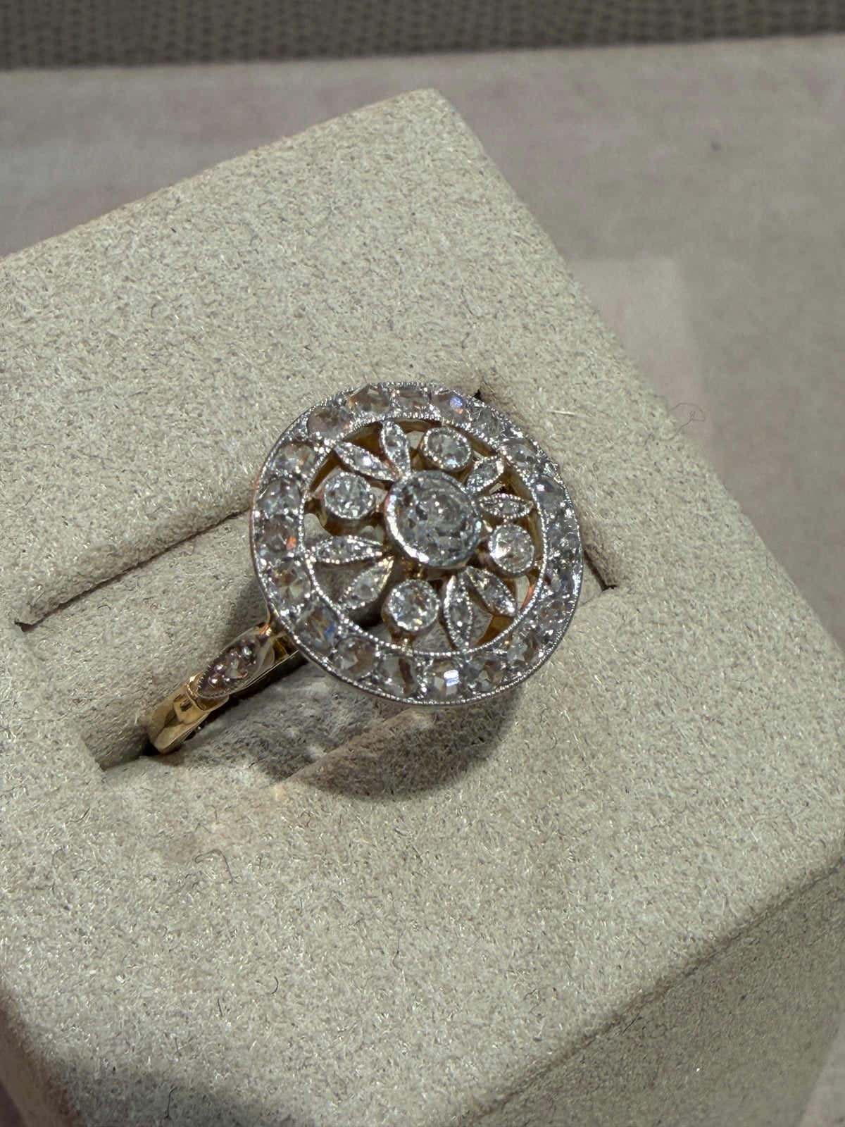 BAGUE ANCIENNE ROSACE EN DIAMANTS