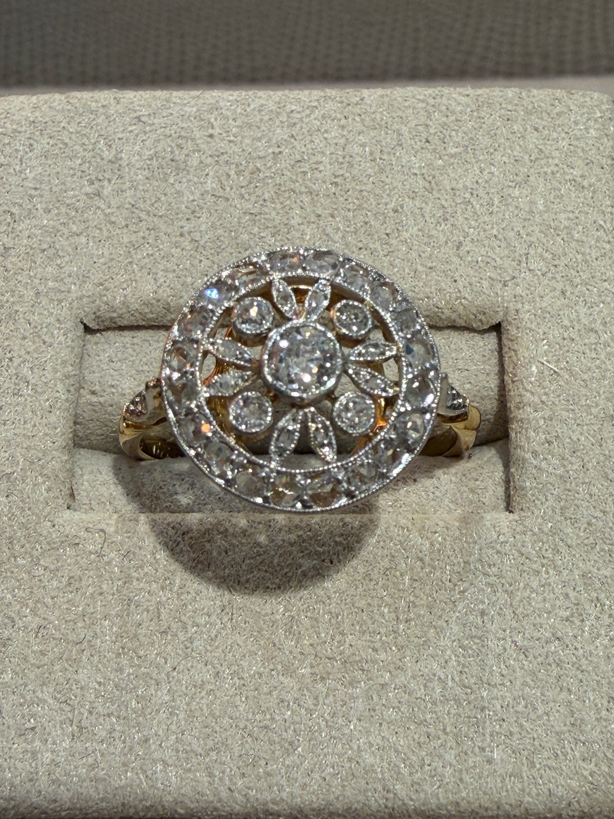 BAGUE ANCIENNE ROSACE EN DIAMANTS
