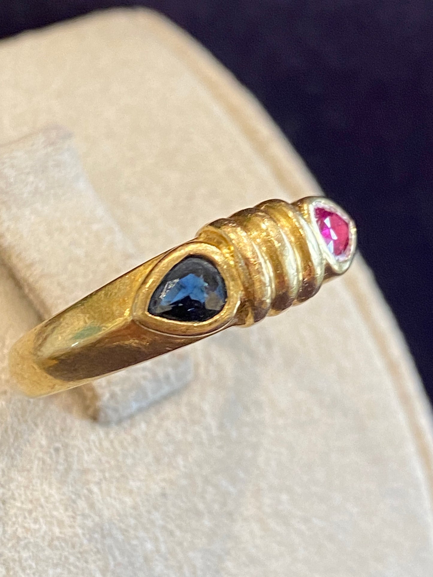 BAGUE JARRETIERE OR, SAPHIR  & RUBIS