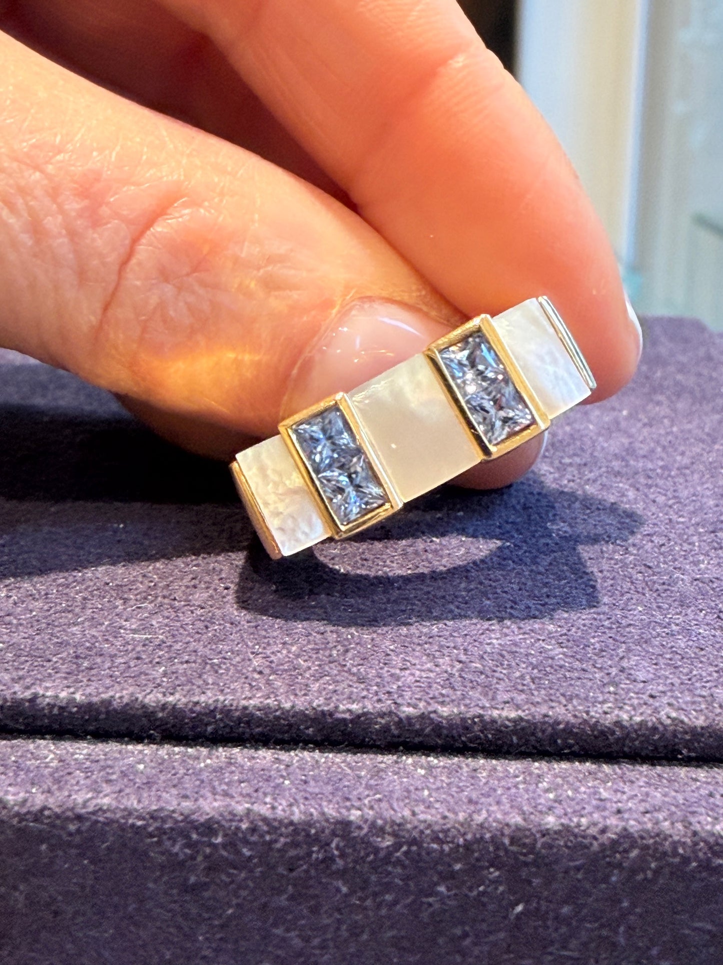 BAGUE MODERNISTE NACRE & SAPHIRS