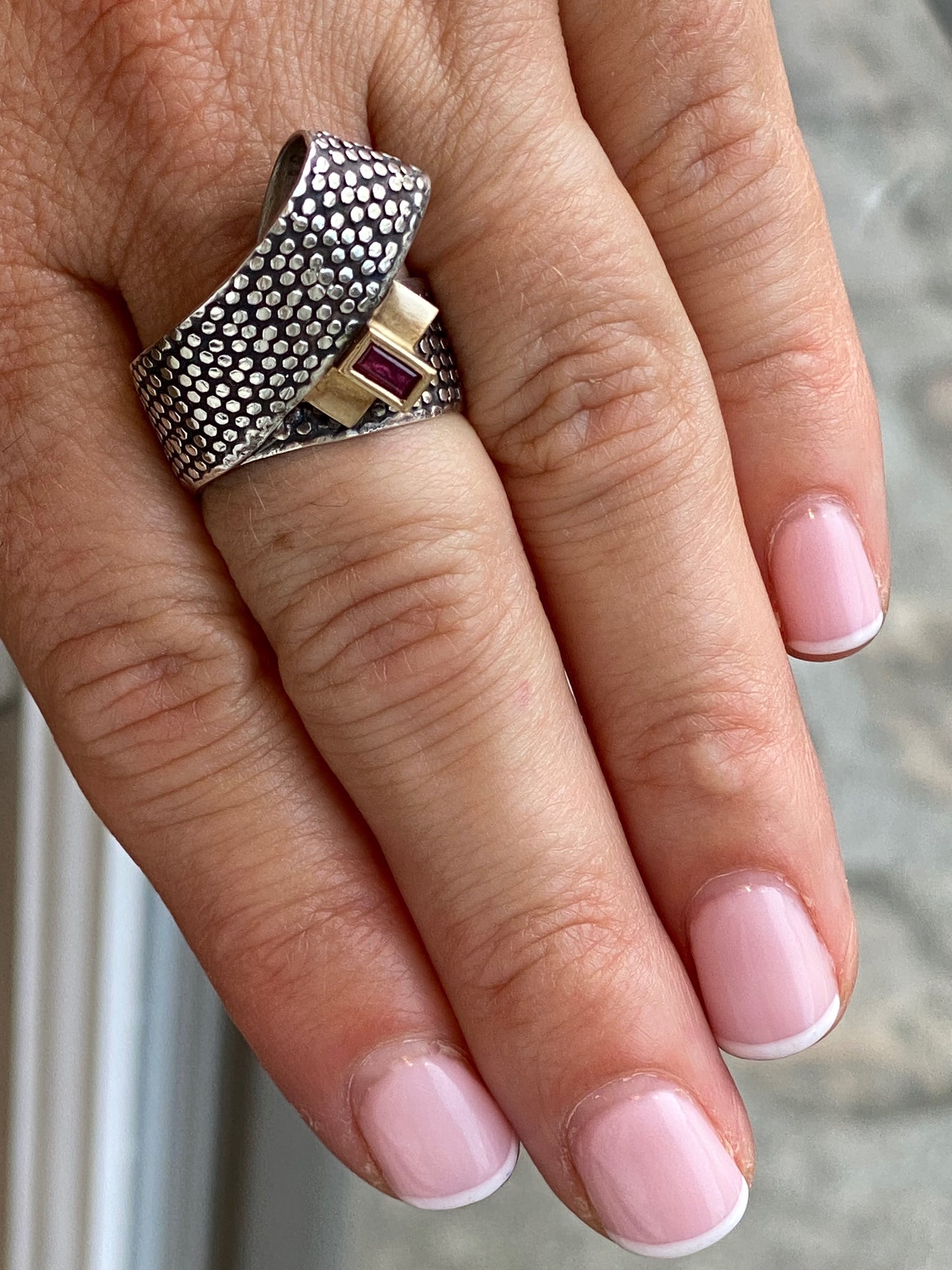 JANINE RENARD (1947), BAGUE MODERNISTE