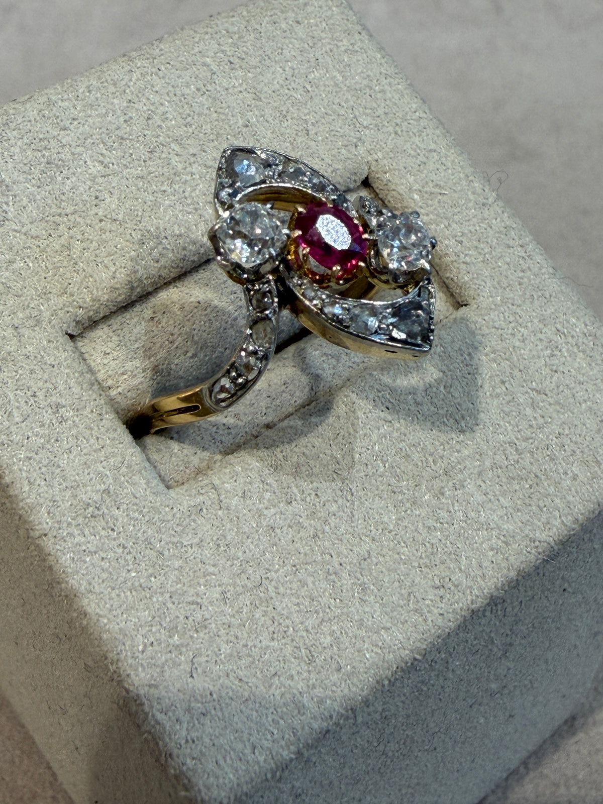 BAGUE ANCIENNE RUBIS & DIAMANTS