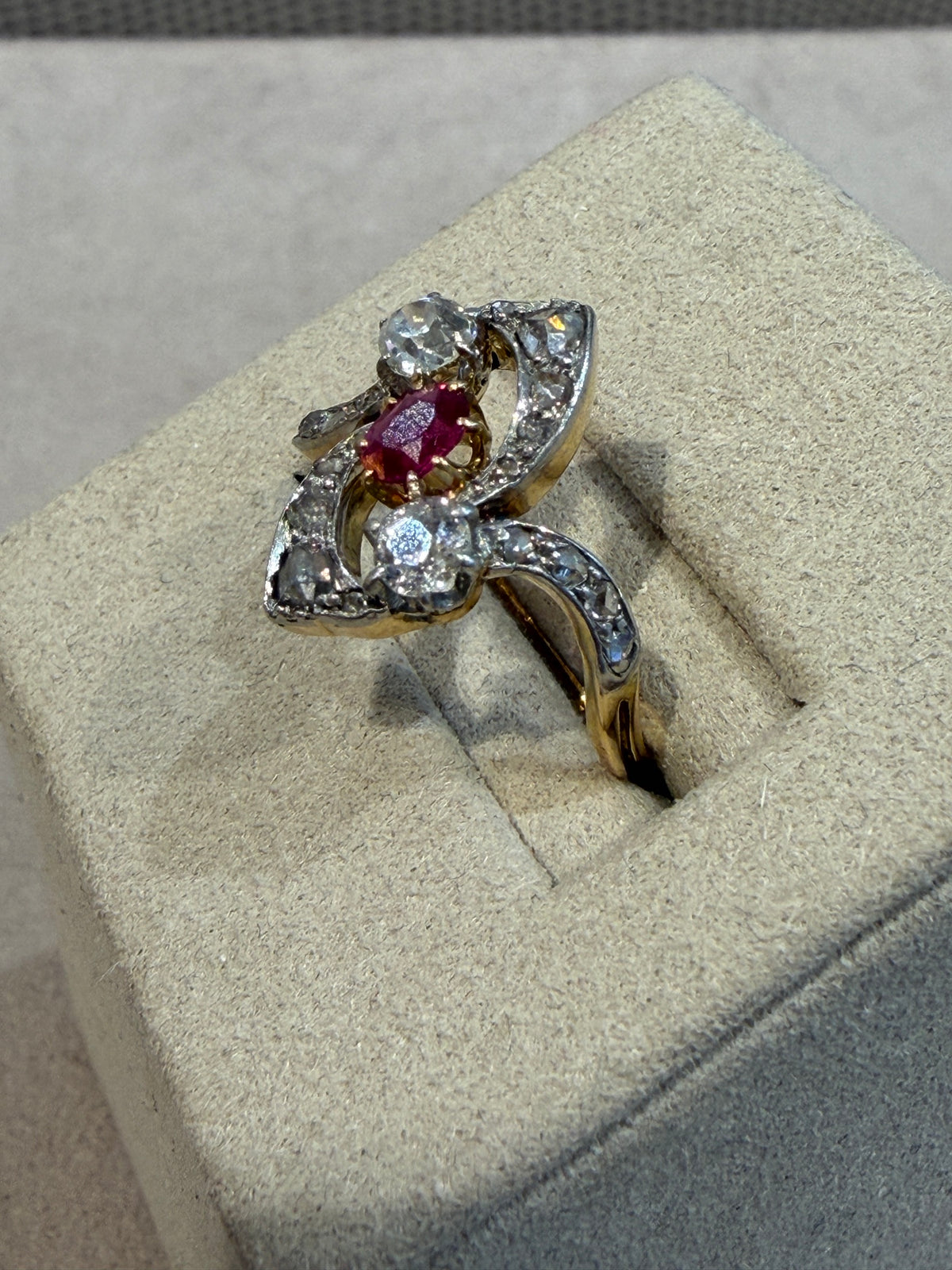 BAGUE ANCIENNE RUBIS & DIAMANTS
