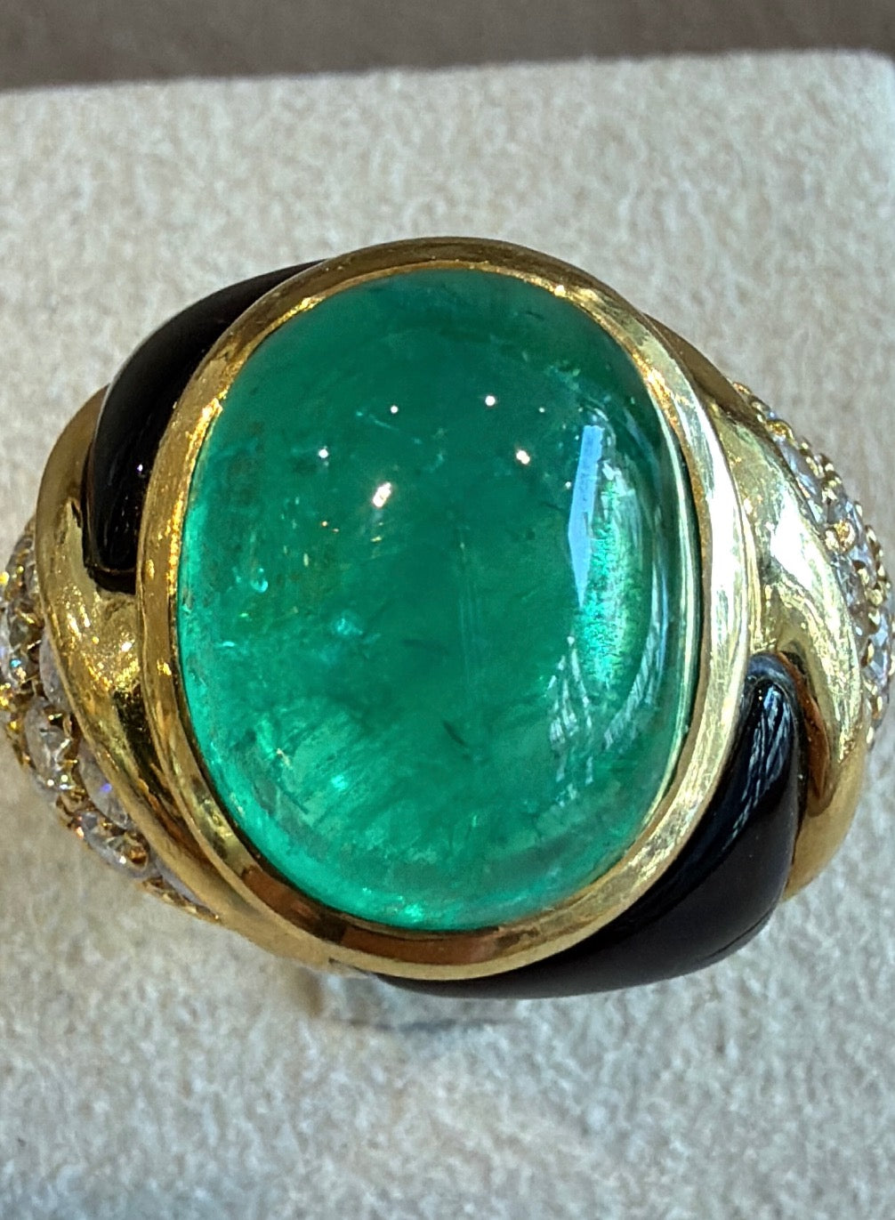 BAGUE EMERAUDE CABOCHON, DIAMANTS & EMAIL NOIR
