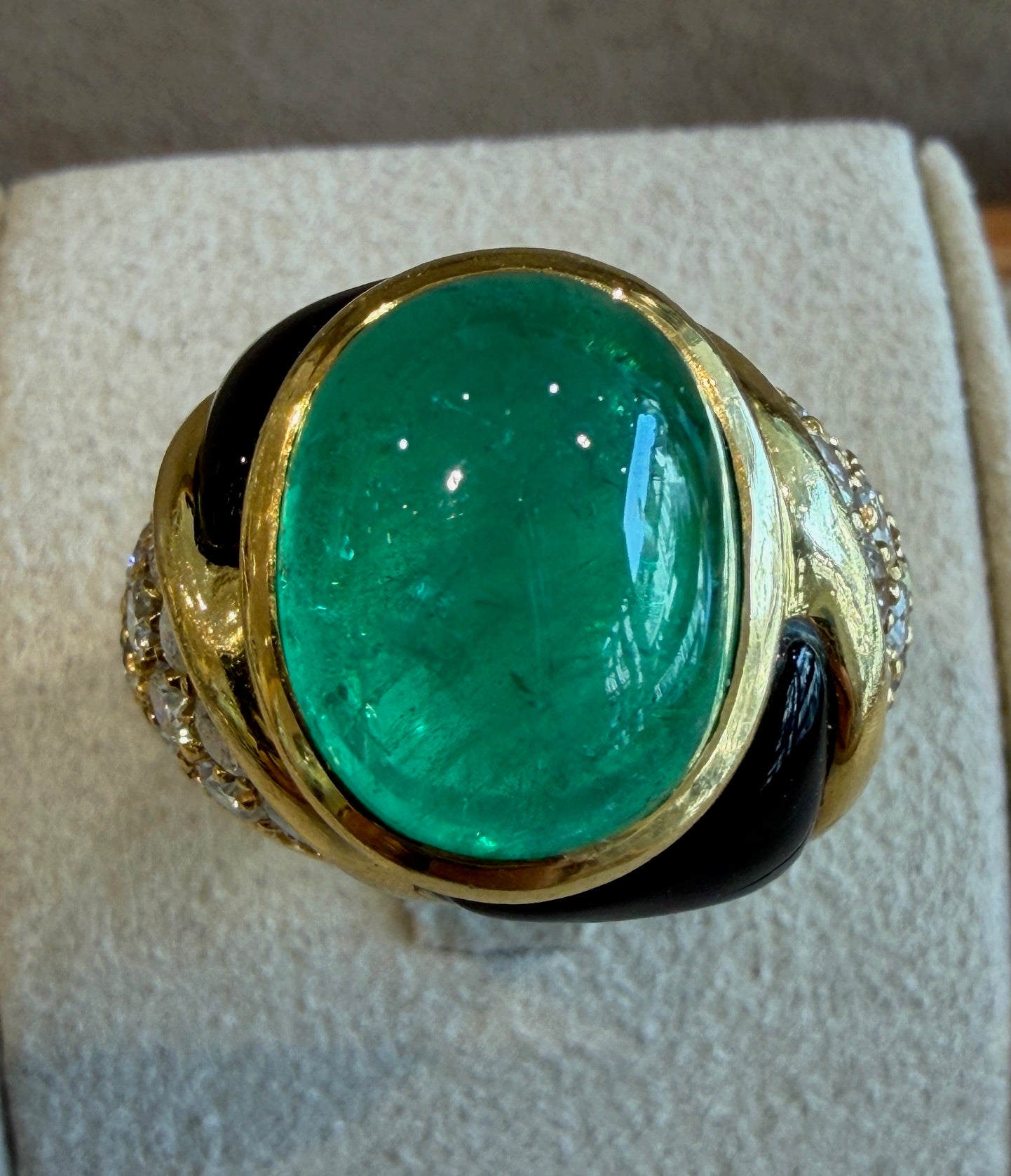 BAGUE EMERAUDE CABOCHON, DIAMANTS & EMAIL NOIR