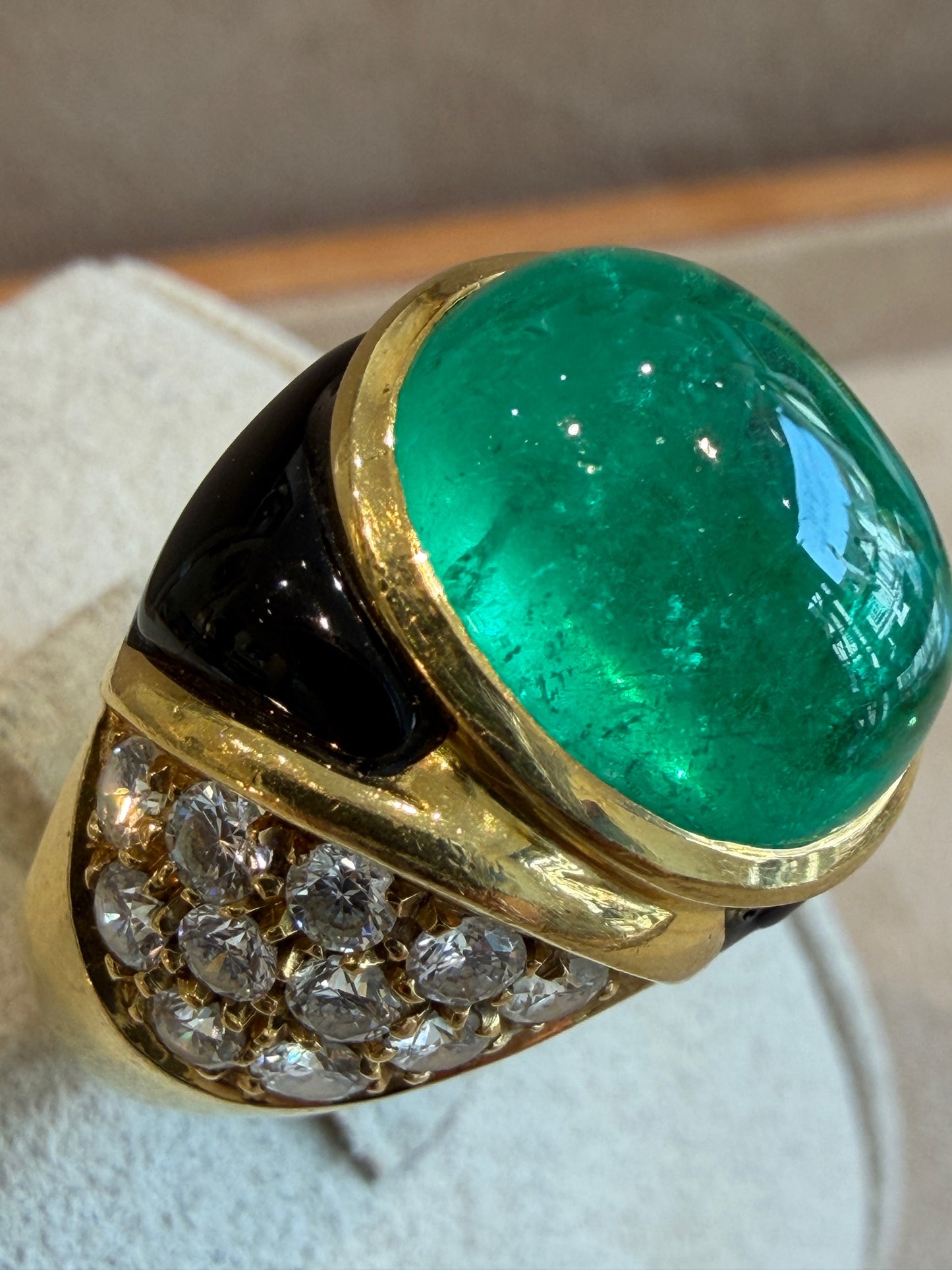 BAGUE EMERAUDE CABOCHON, DIAMANTS & EMAIL NOIR