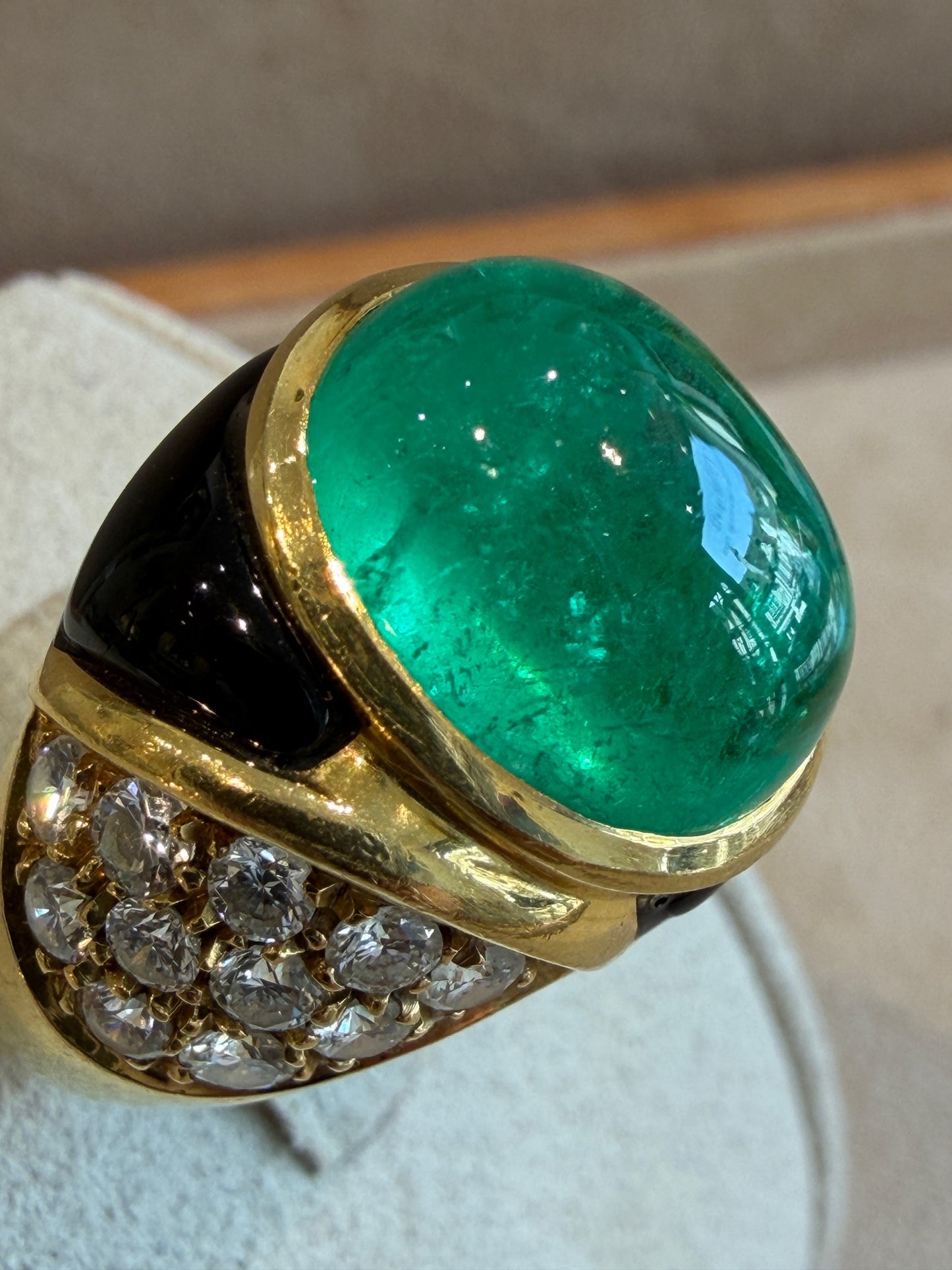 BAGUE EMERAUDE CABOCHON, DIAMANTS & EMAIL NOIR