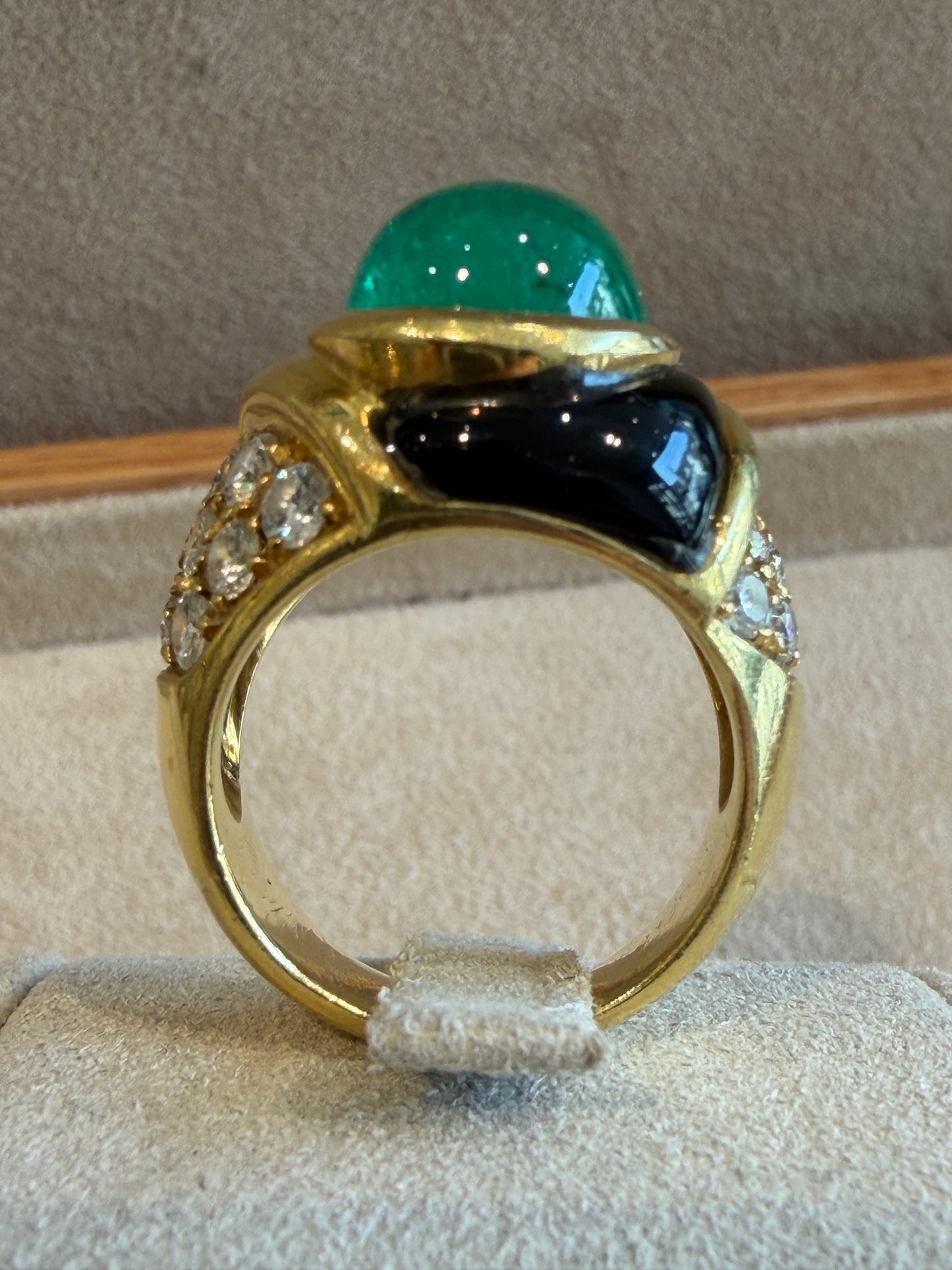 BAGUE EMERAUDE CABOCHON, DIAMANTS & EMAIL NOIR