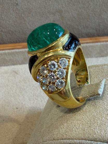 BAGUE EMERAUDE CABOCHON, DIAMANTS & EMAIL NOIR
