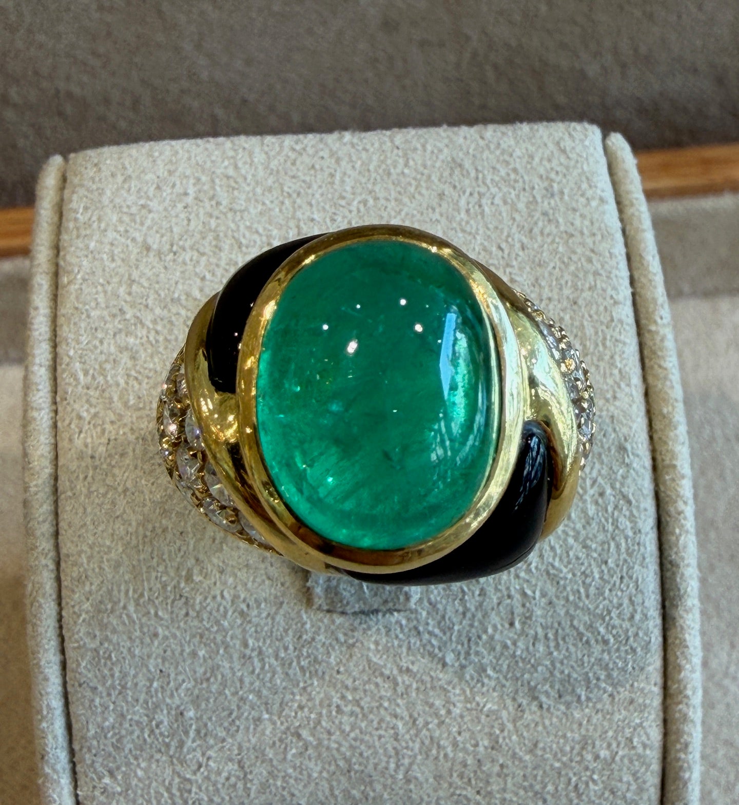 BAGUE EMERAUDE CABOCHON, DIAMANTS & EMAIL NOIR