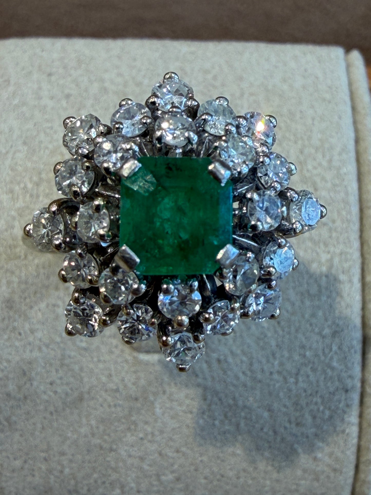 BAGUE EN OR GRIS, DIAMANTS & EMERAUDE