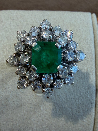 BAGUE EN OR GRIS, DIAMANTS & EMERAUDE