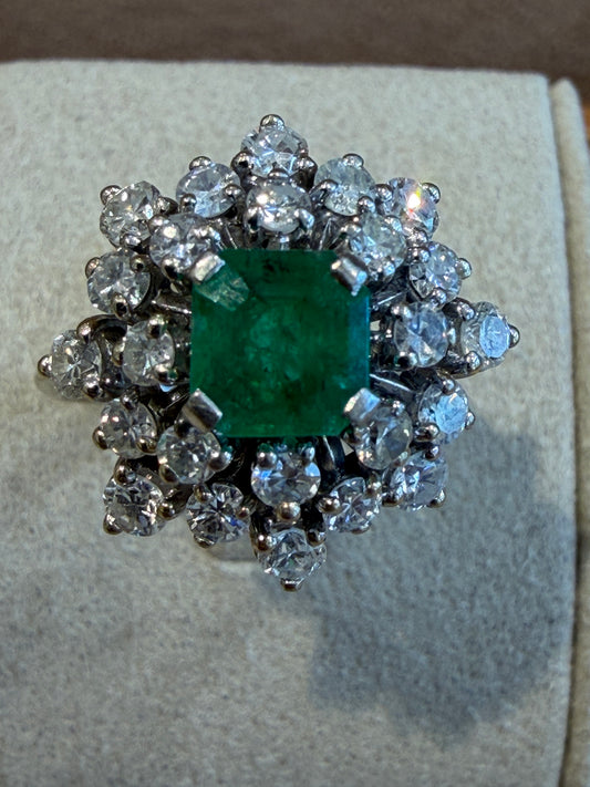 BAGUE EN OR GRIS, DIAMANTS & EMERAUDE