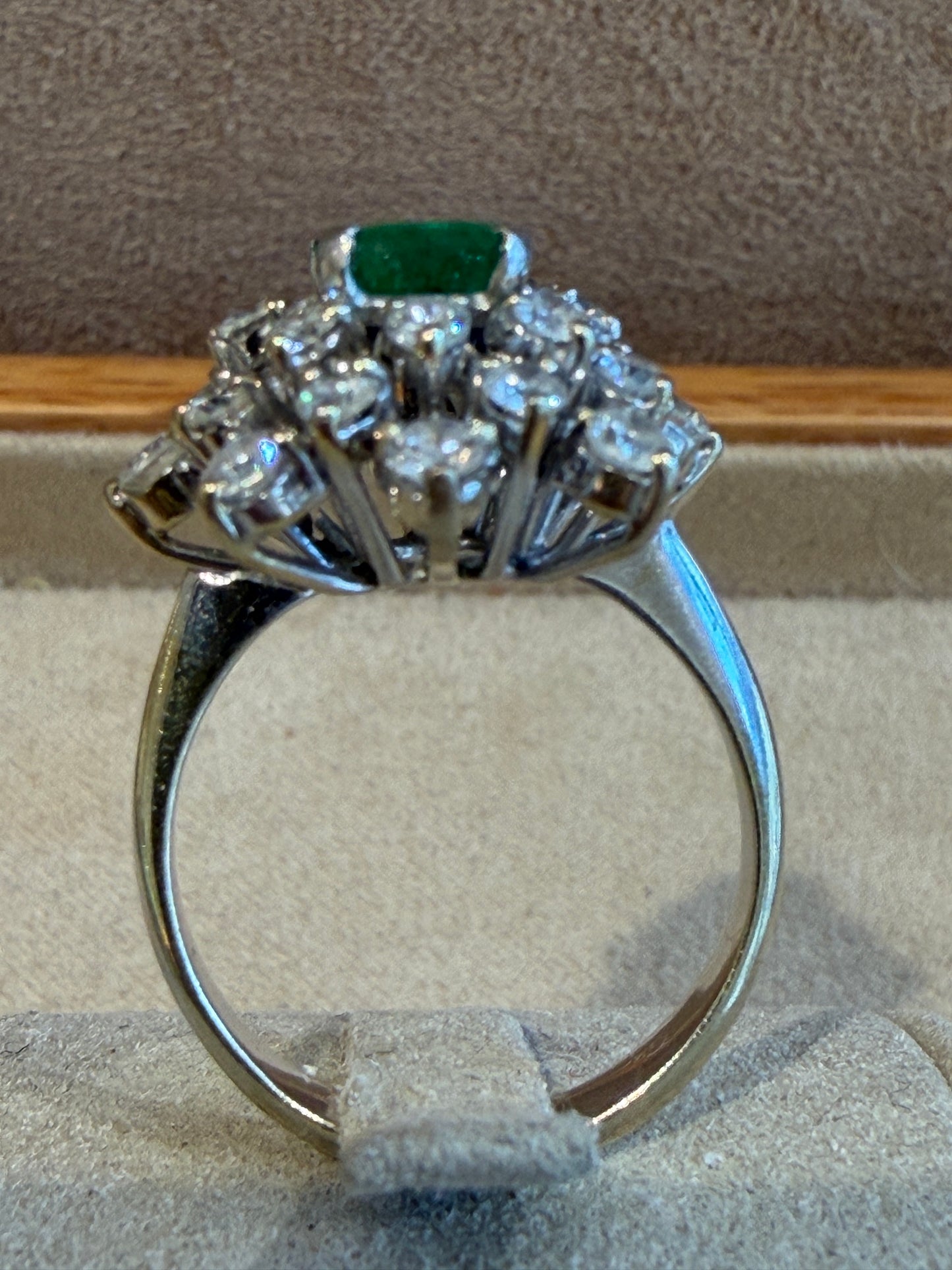 BAGUE EN OR GRIS, DIAMANTS & EMERAUDE