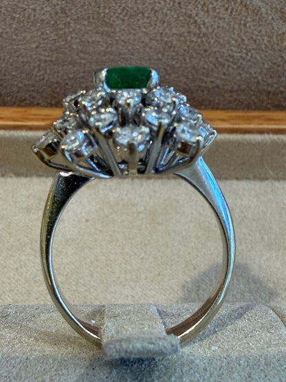 BAGUE EN OR GRIS, DIAMANTS & EMERAUDE