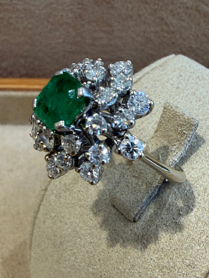 BAGUE EN OR GRIS, DIAMANTS & EMERAUDE