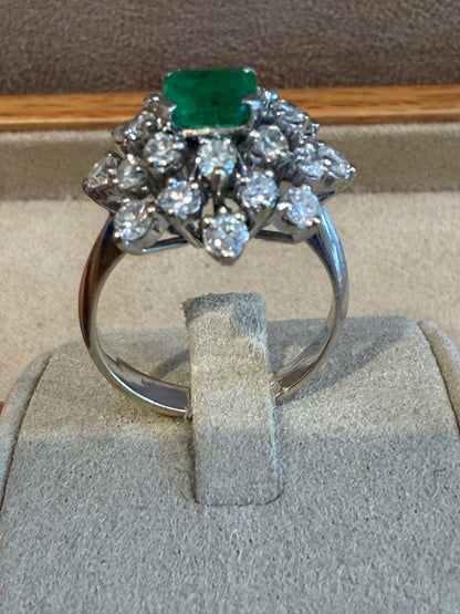 BAGUE EN OR GRIS, DIAMANTS & EMERAUDE