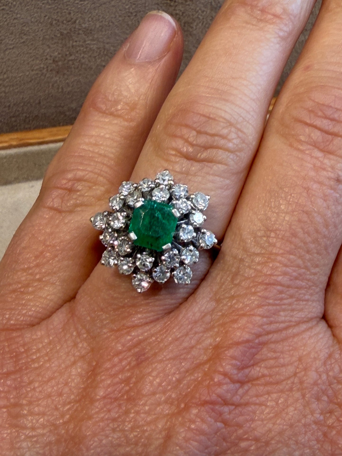 BAGUE EN OR GRIS, DIAMANTS & EMERAUDE