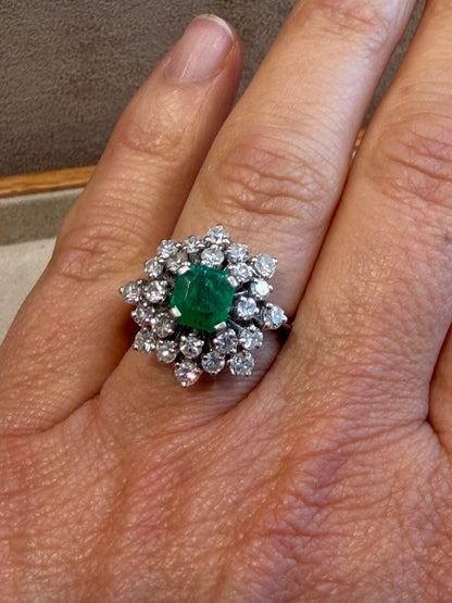 BAGUE EN OR GRIS, DIAMANTS & EMERAUDE