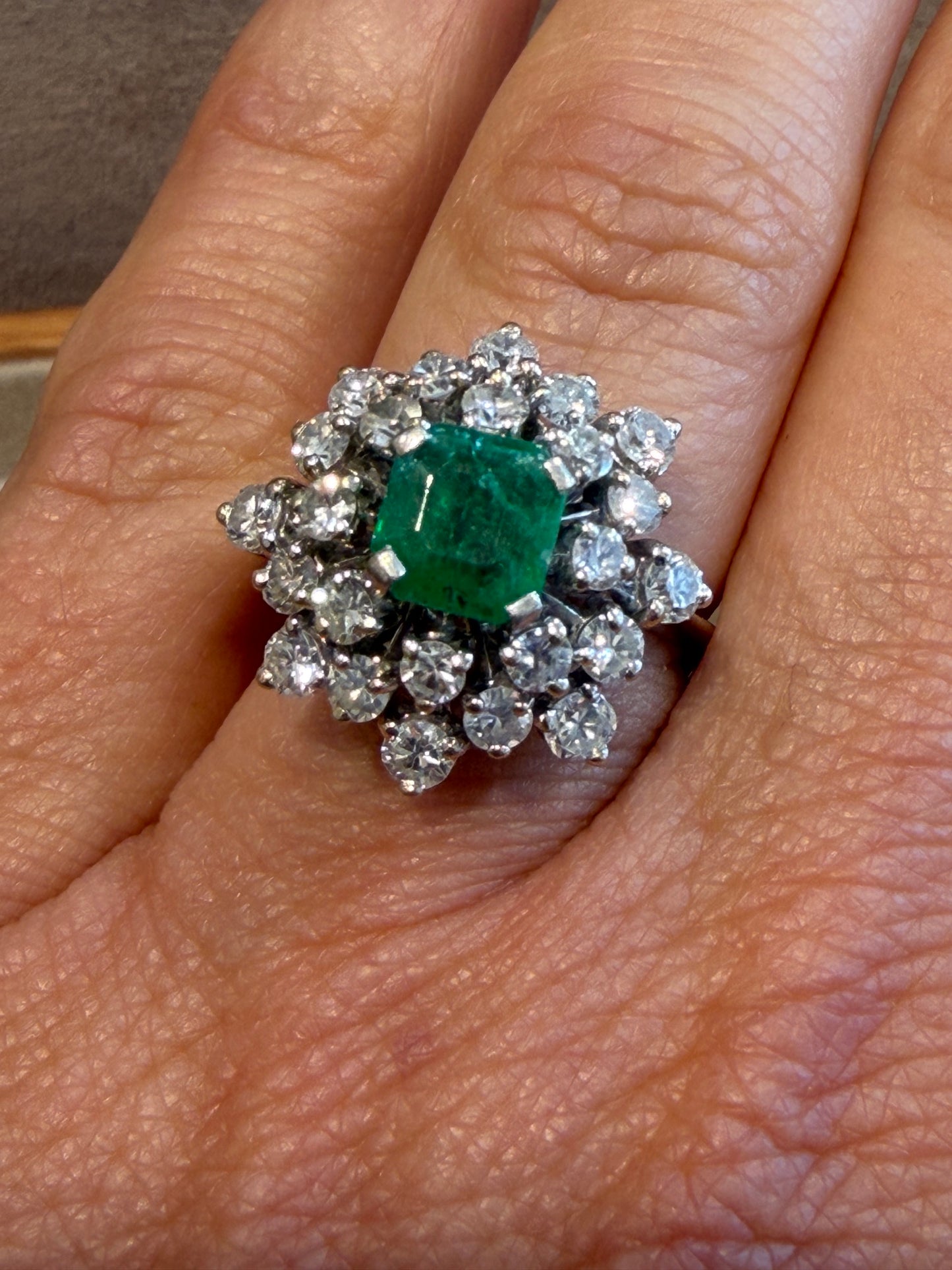 BAGUE EN OR GRIS, DIAMANTS & EMERAUDE