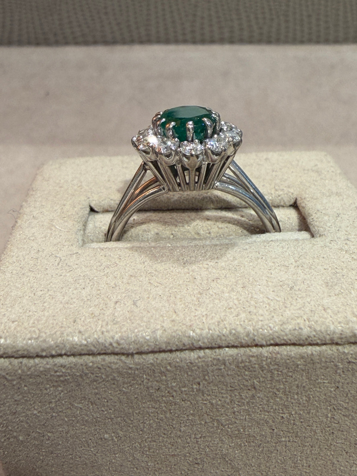 BAGUE ANCIENNE MARGUERITE EMERAUDE & DIAMANTS