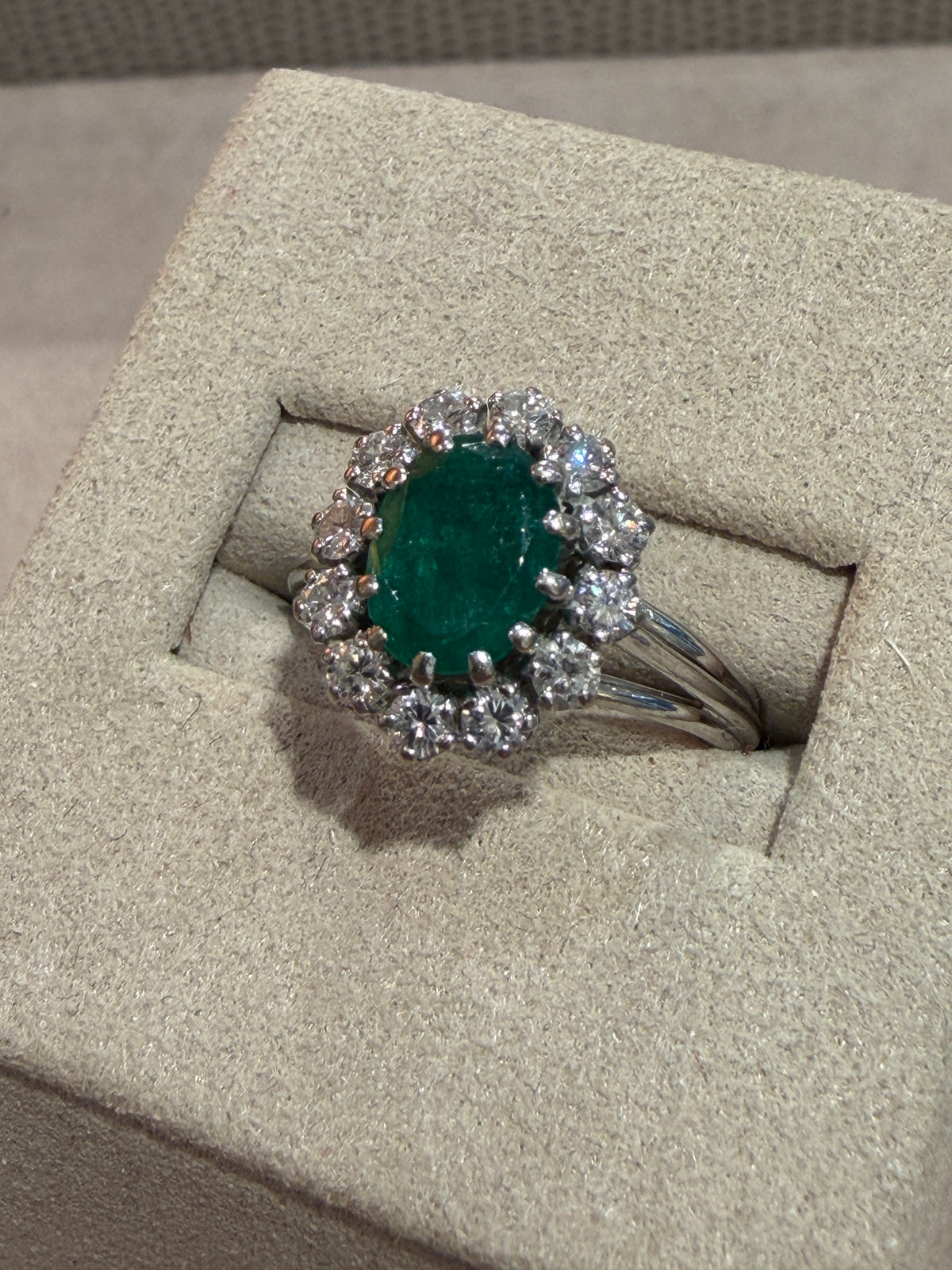 BAGUE ANCIENNE MARGUERITE EMERAUDE & DIAMANTS
