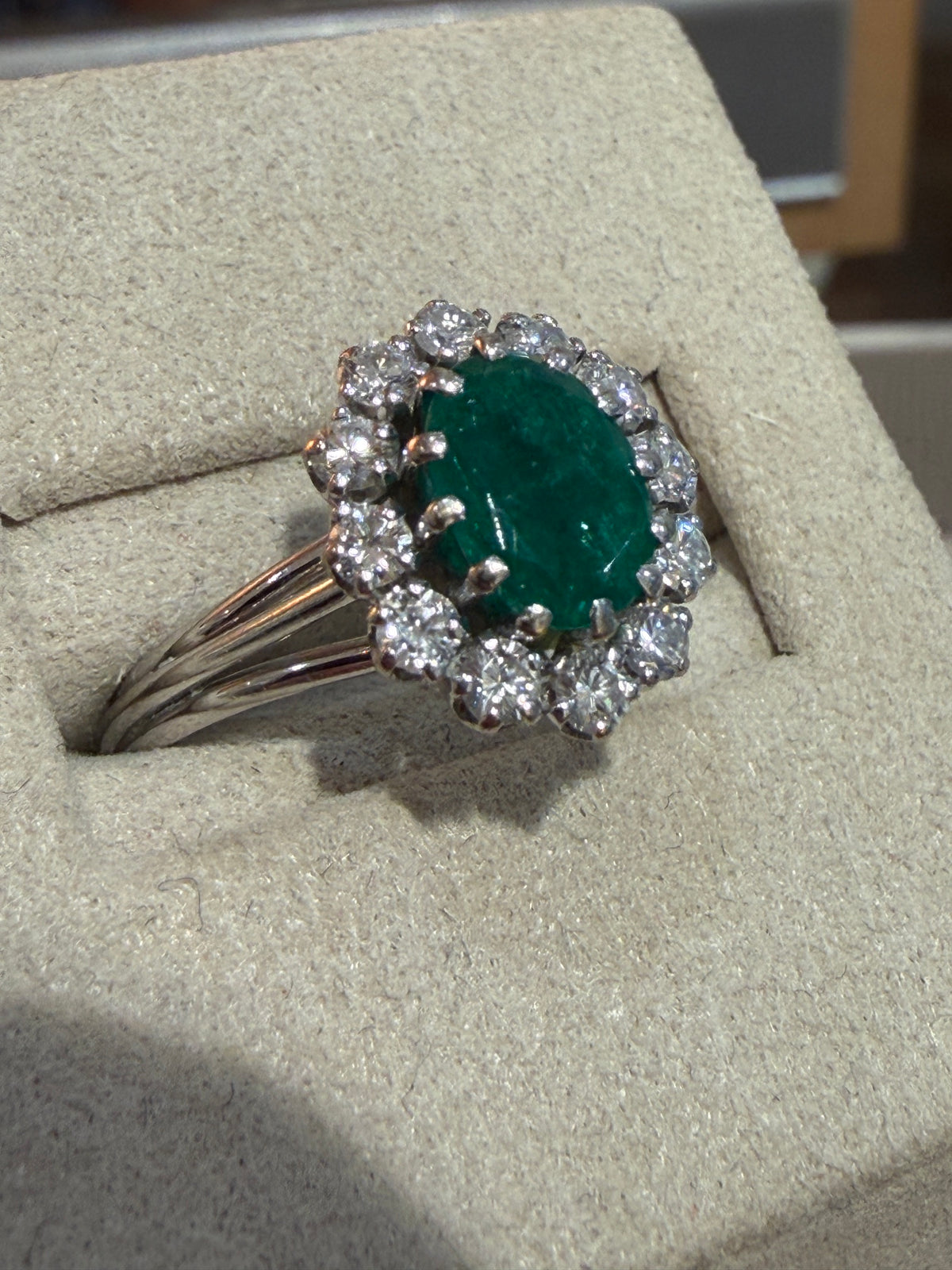 BAGUE ANCIENNE MARGUERITE EMERAUDE & DIAMANTS