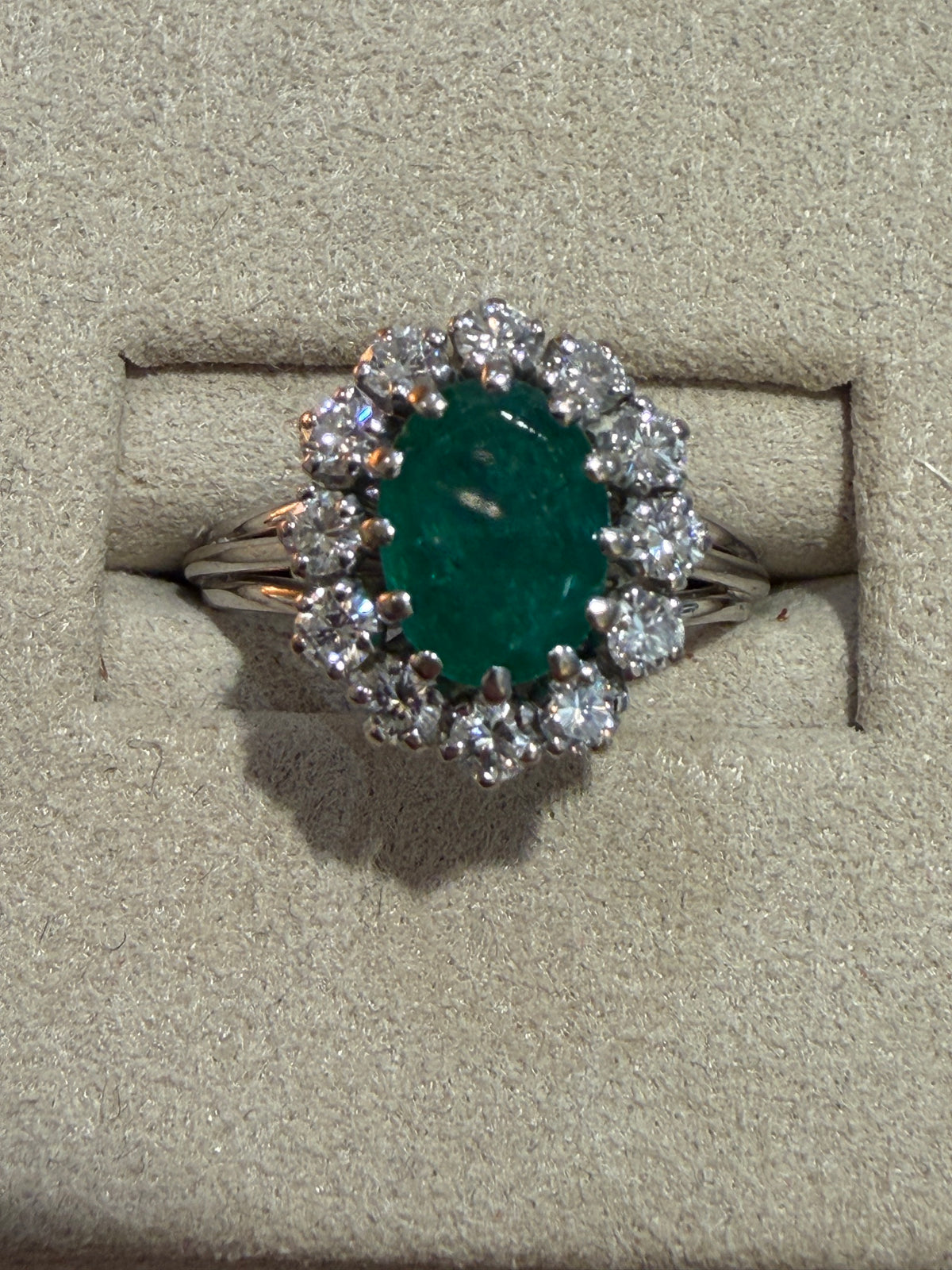 BAGUE ANCIENNE MARGUERITE EMERAUDE & DIAMANTS