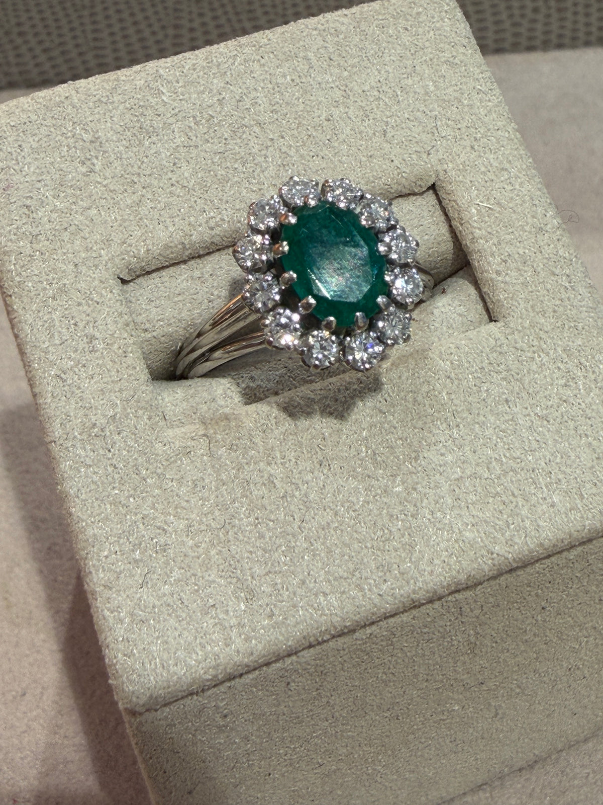 BAGUE ANCIENNE MARGUERITE EMERAUDE & DIAMANTS